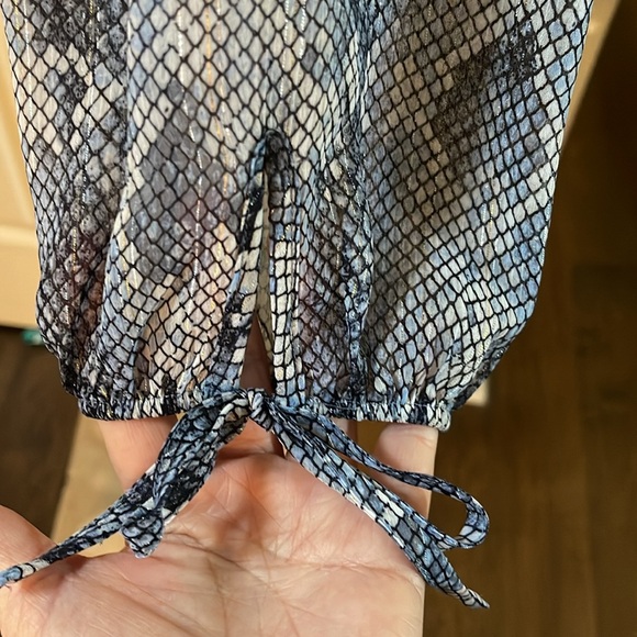 White House Black Market Blue reptile/metallic thread print Blouse, size 12 - Picture 7 of 11